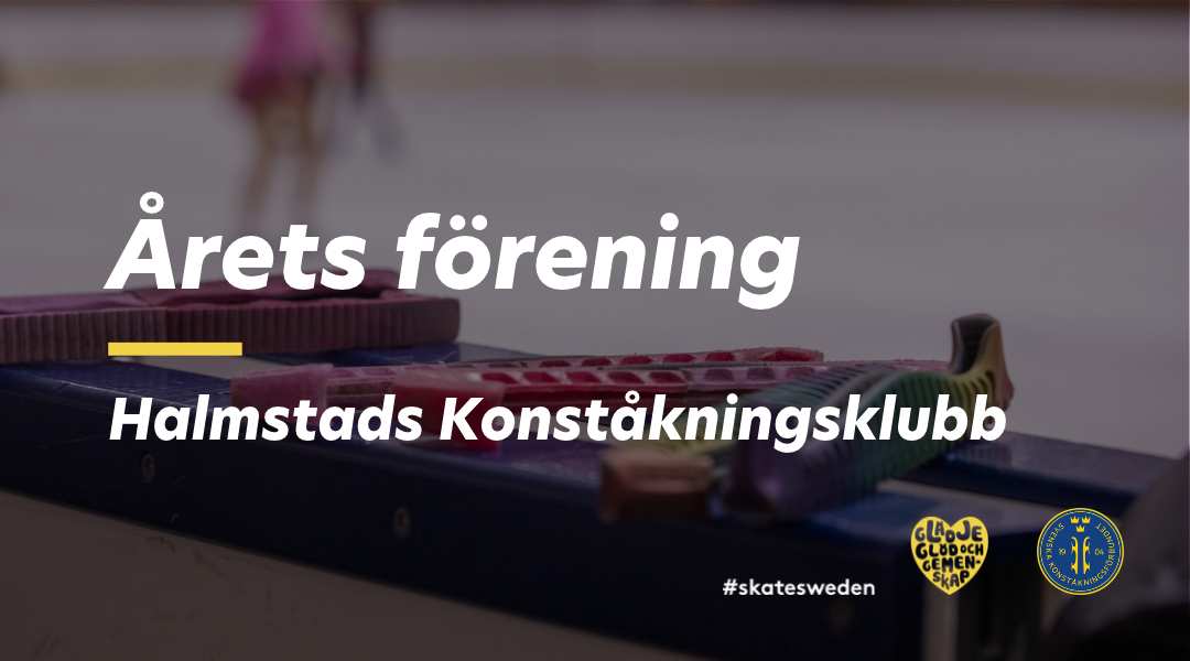 Närbild på skridskoskydd som ligger på sargen, I bakgrunden syns konståkare på isen. Bilden är mörktonad med vit text och logotyper på.